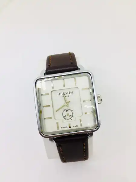Montre Hermès Carrée – Édition Minimaliste Élégance
