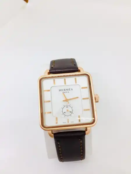 Montre Hermès Carrée – Édition Or Rose & Cuir Sombre