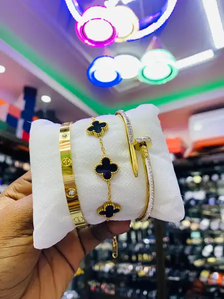 Trio de Bracelets Luxe Dorés – Joncs Strass et Trèfles Noirs